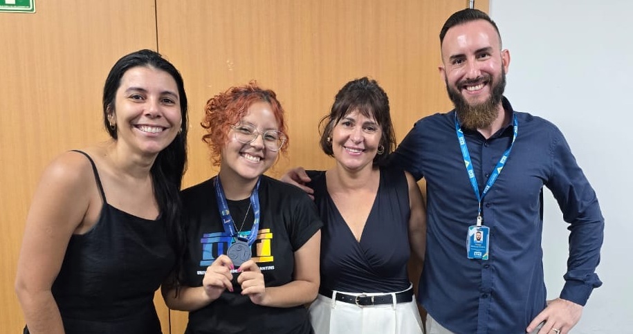 A professora Ingrid, a estudante Karyne Fernanda, a pró-reitora Flávia Tonani e o diretor de pesquisa da UFT, Thiago Soares (Foto: Divulgação)
